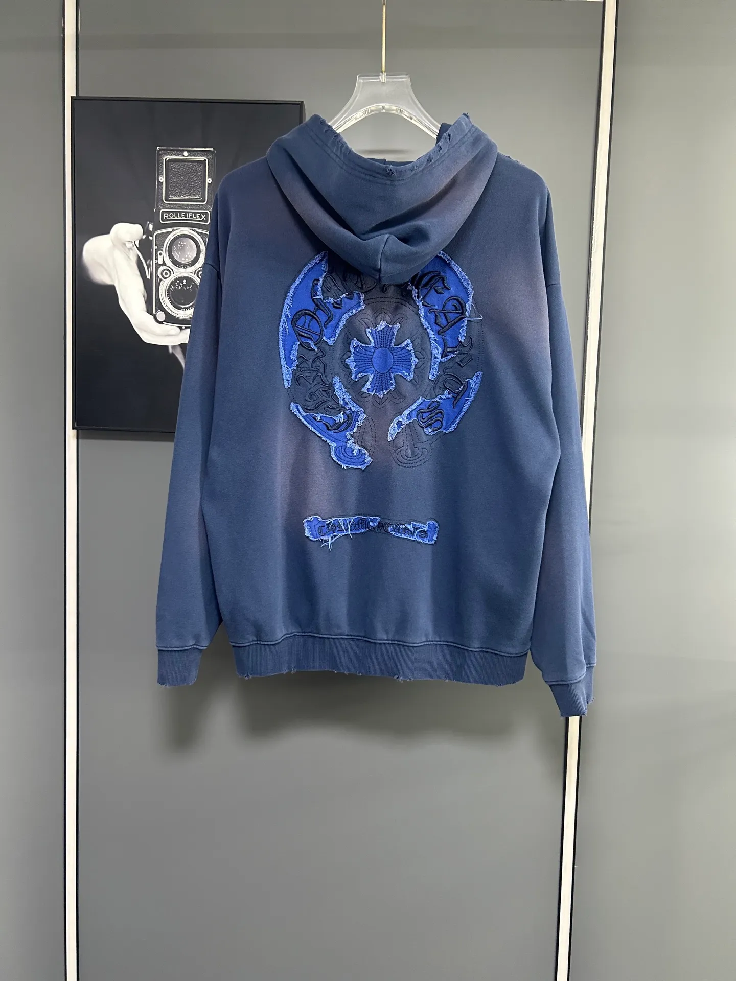 P310 𝗖𝗵𝗿𝗼𝗺𝗲 𝗛𝗲𝗮𝗿𝘁𝘀/Cro Heart 2025 Cross Patch Embroidery Summer New Original Single Counter American Acid Washed Distressed Laser Burnt Patch Embroidery Couple Casual Hooded Sweatshirt 👑The highest version! Customized fabric 440g tripe terry fabric! American acid-washed and distressed original fabric laser burnt ✟appliqué embroidery and exquisite embroidery of letters! The best-selling model at the counter. It is very comfortable to wear. It is low-key yet luxurious. It is very classy when worn. The large size and tailoring are needless to say. The upper body is exquisite and vivid. 👍High-end first-class materials. A truly palace-level product. The cotton from Turkey is of outstanding quality. After heavy washing, the clothes are very soft! Not picky, the upper body is absolutely stylish and extremely luxurious. Auxiliary materials: The original model has been authenticated and labeled ➕100% silk washed with water label. Genuine purchase-grade original hangtag➕matching hanging rope➕3D hanging beads➕original packaging bag. Craftsmanship: The original version has consistent wiring! The highest version of the armhole matching technique! Countless times of pattern making to 100% restore the original appearance! The correct version is the same for men and women, super eye-catching, super good-looking, and super atmospheric! Color: White Black Royal Blue Size, XS S M L